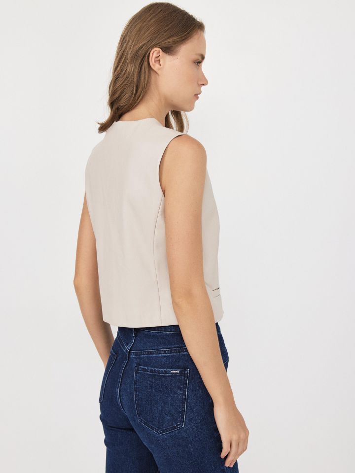 וסט דמוי עור קצר בצבע בייז’