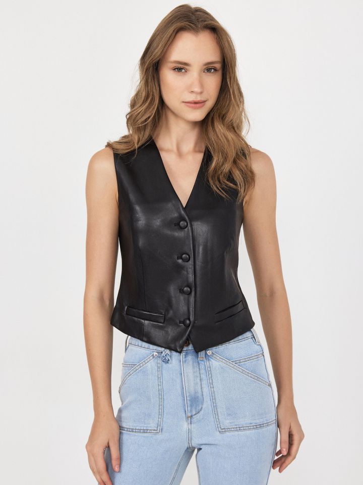 וסט דמוי עור קצר בצבע שחור