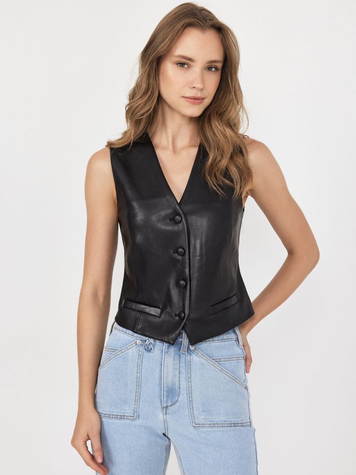 וסט דמוי עור קצר בצבע שחור