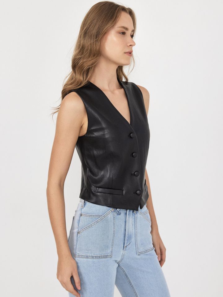 וסט דמוי עור קצר בצבע שחור