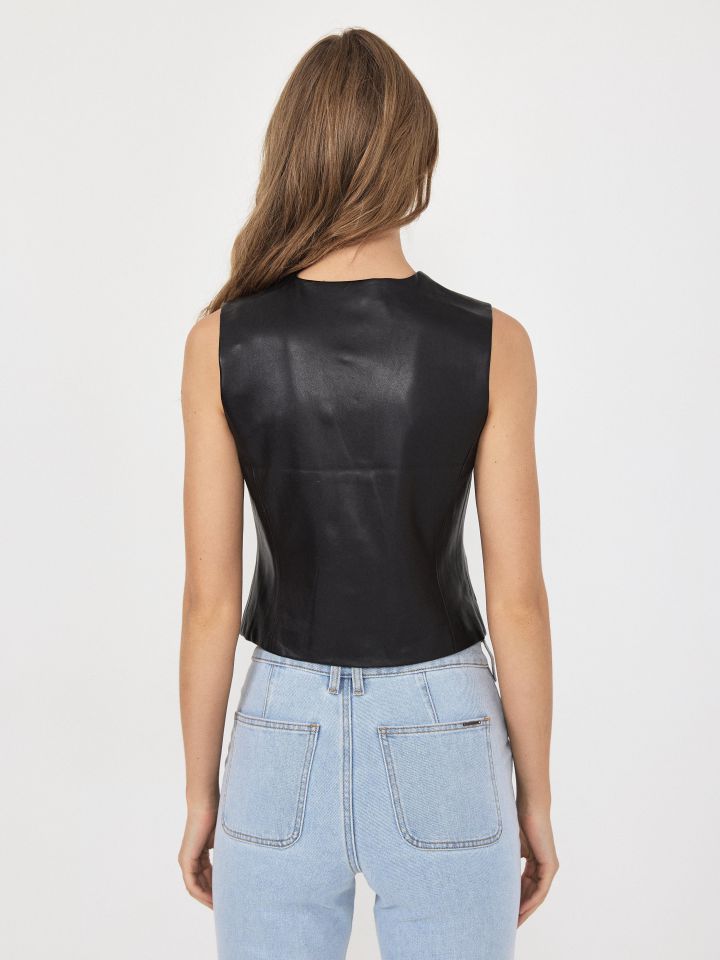 וסט דמוי עור קצר בצבע שחור