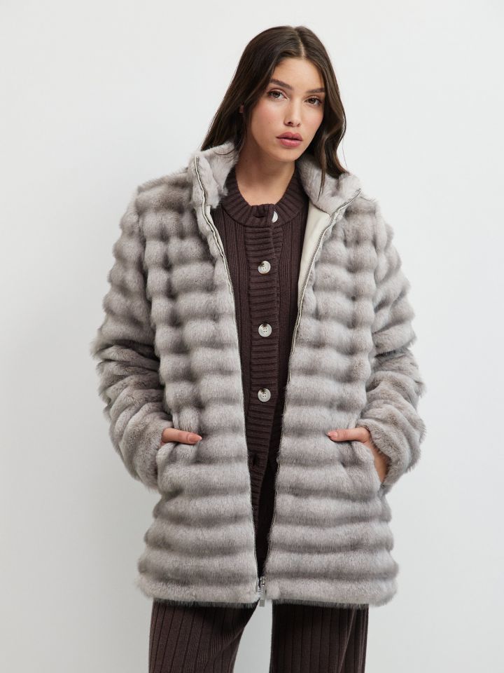 מעיל מראה פרווה גלים בצבע אפור כסף