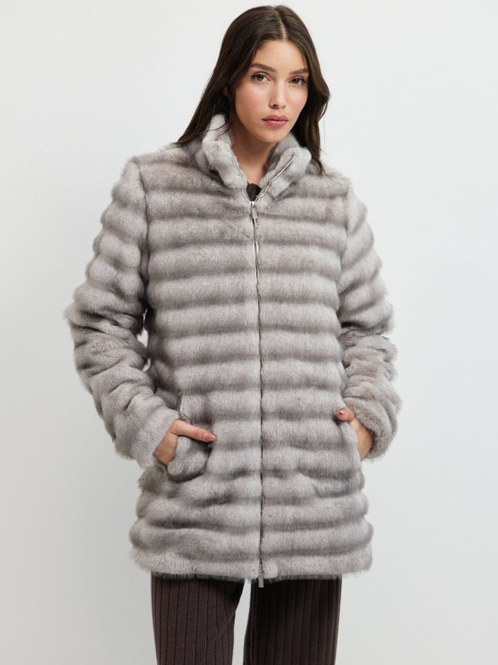 מעיל מראה פרווה גלים בצבע אפור כסף