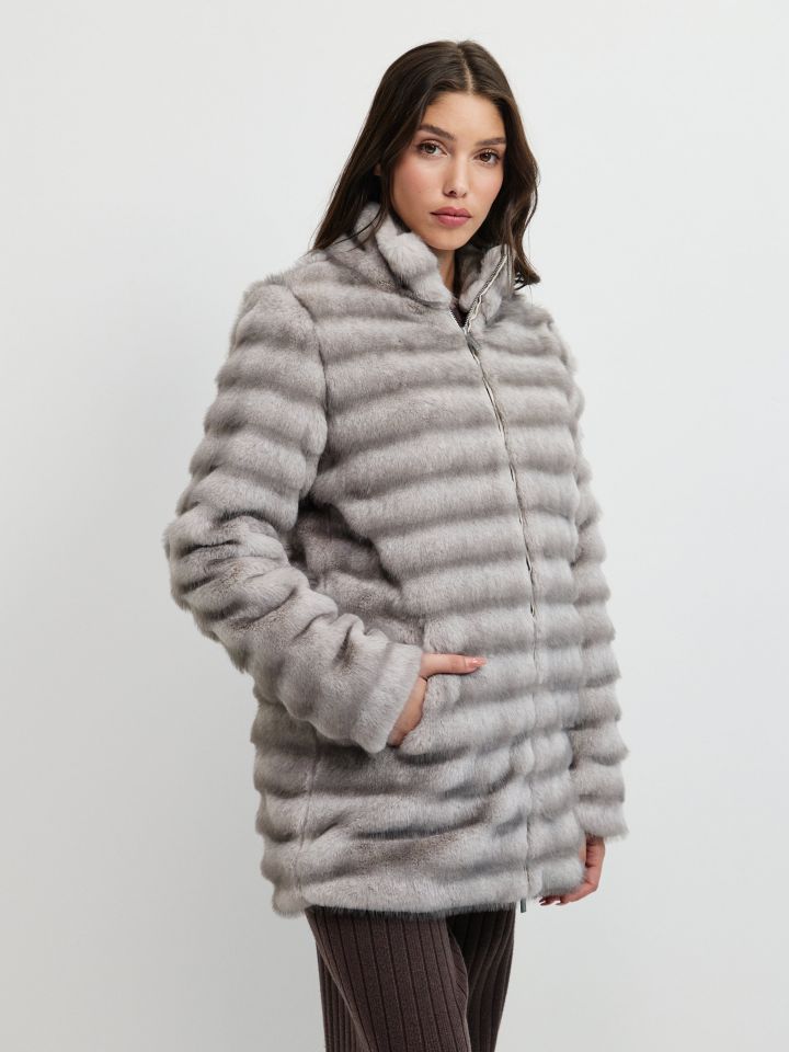 מעיל מראה פרווה גלים בצבע אפור כסף