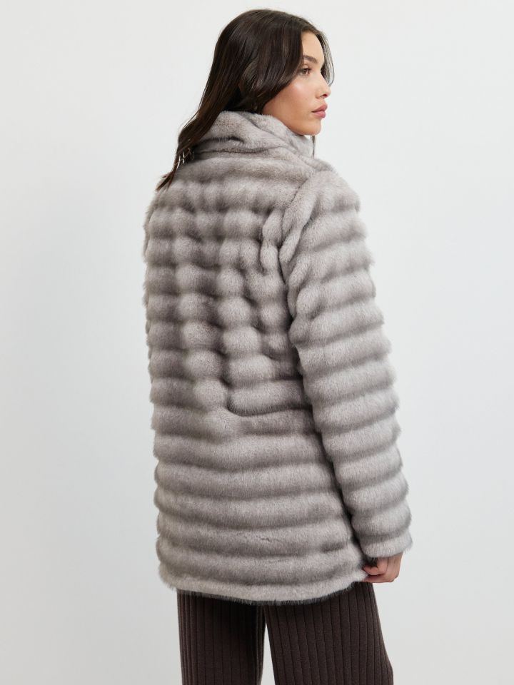 מעיל מראה פרווה גלים בצבע אפור כסף