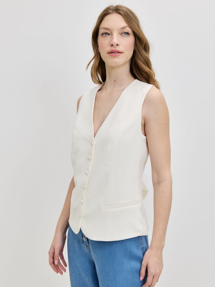 וסט V כפתורים PROMO בצבע אופוויט