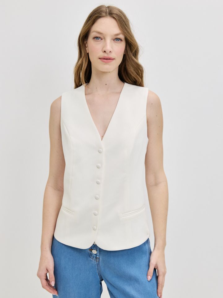 וסט V כפתורים PROMO בצבע אופוויט