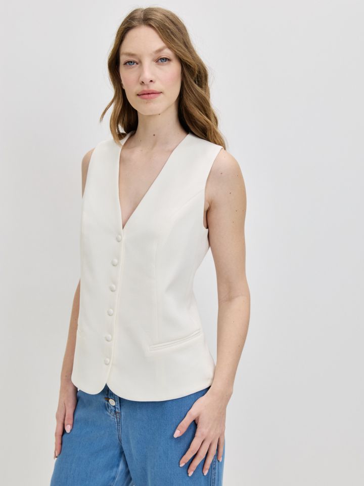 וסט V כפתורים PROMO בצבע אופוויט