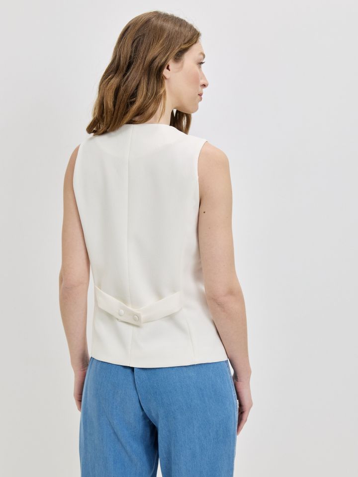 וסט V כפתורים PROMO בצבע אופוויט