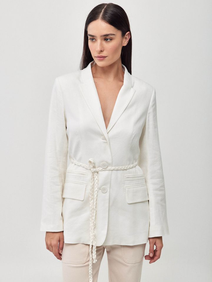 ג’קט מראה פישתן חגורה צמה בצבע לבן