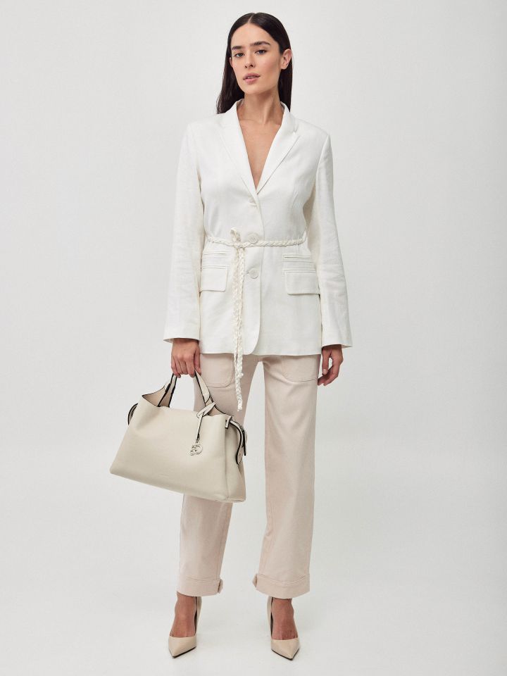 ג’קט מראה פישתן חגורה צמה בצבע לבן