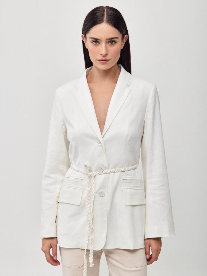 ג’קט מראה פישתן חגורה צמה בצבע לבן