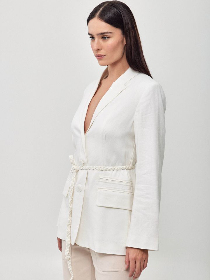 ג’קט מראה פישתן חגורה צמה בצבע לבן