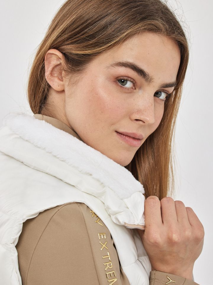 וסט רוכסנים בצבע לבן