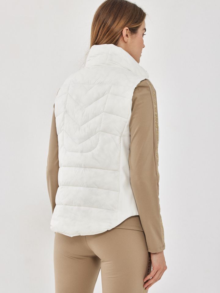 וסט רוכסנים בצבע לבן