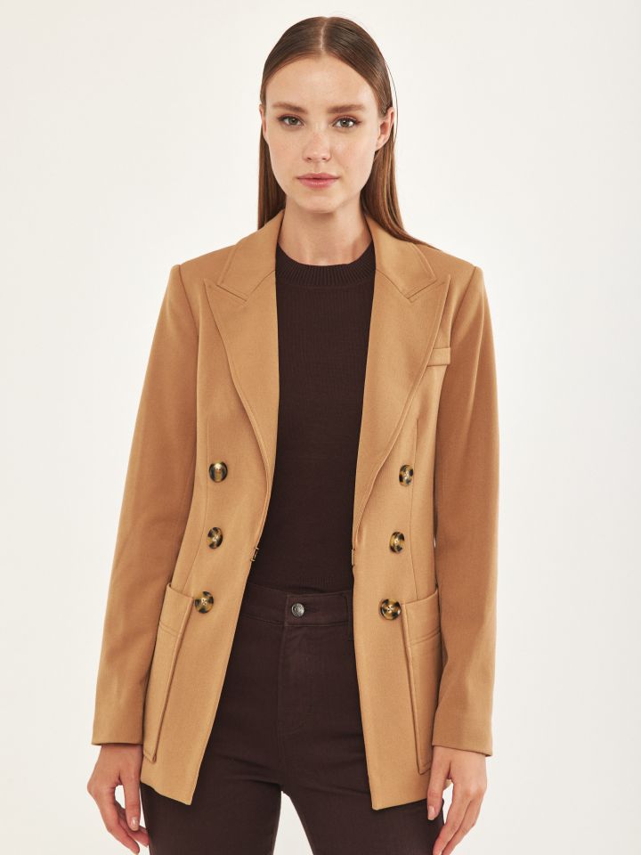 ג’קט כפתורים בצבע בייז קפוצינו