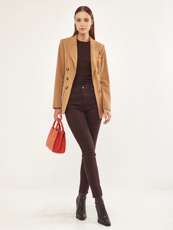 ג’קט כפתורים בצבע בייז קפוצינו