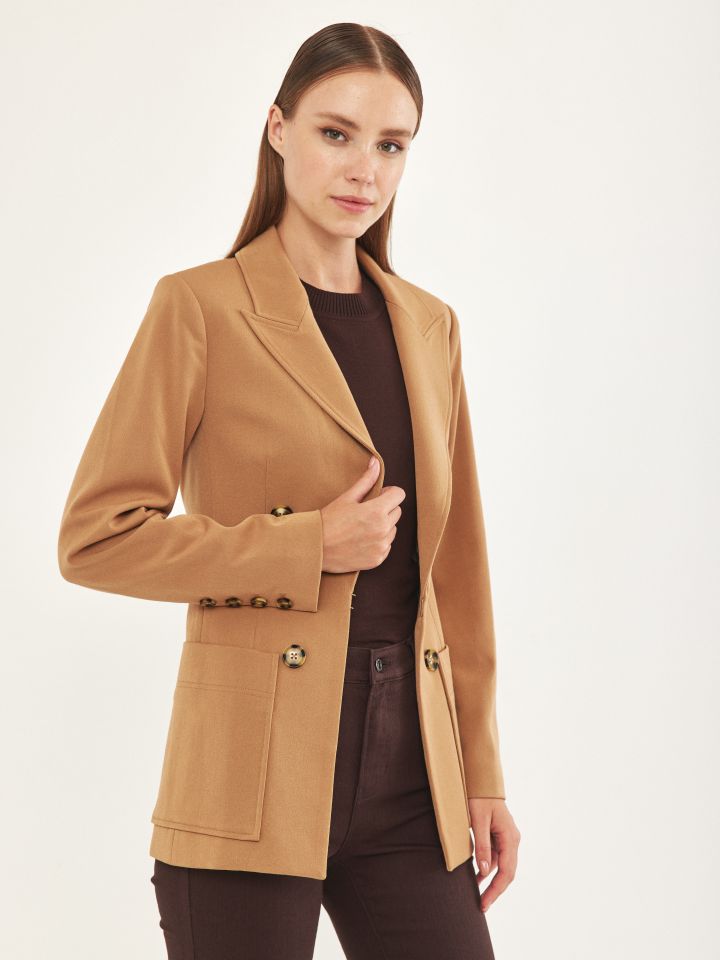 ג’קט כפתורים בצבע בייז קפוצינו