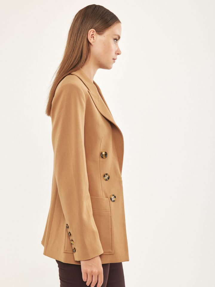 ג’קט כפתורים בצבע בייז קפוצינו