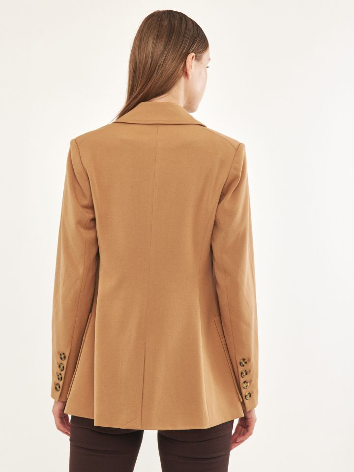 ג’קט כפתורים בצבע בייז קפוצינו