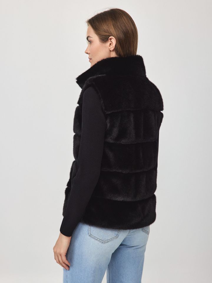 וסט דמוי פרווה  ROMI PROMO בצבע שחור