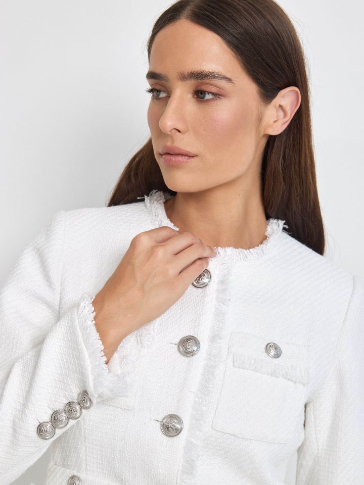 ג’קט מראה בוקלה וכפתורים בצבע לבן