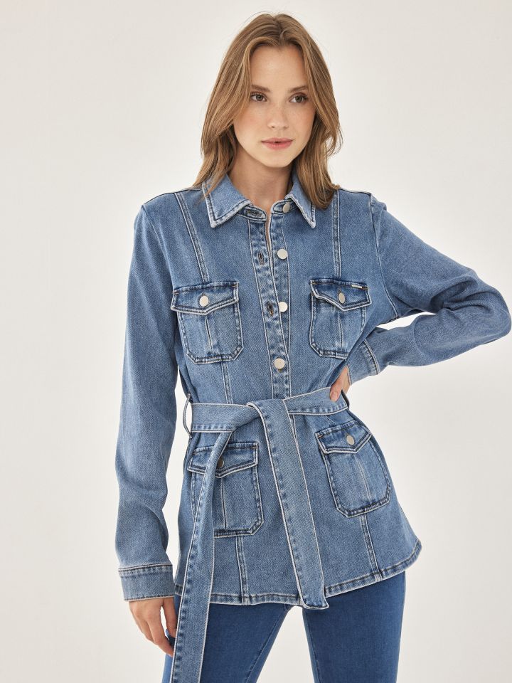 ג’קט ג’ינס חגורה בצבע ג’ינס בהיר