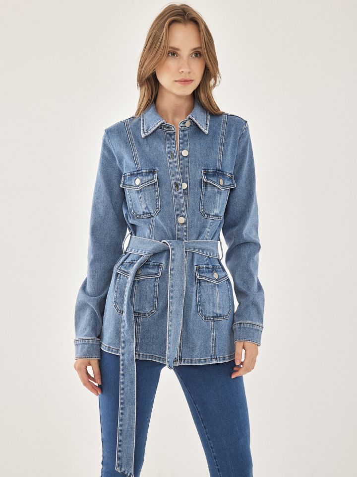 ג’קט ג’ינס חגורה בצבע ג’ינס בהיר