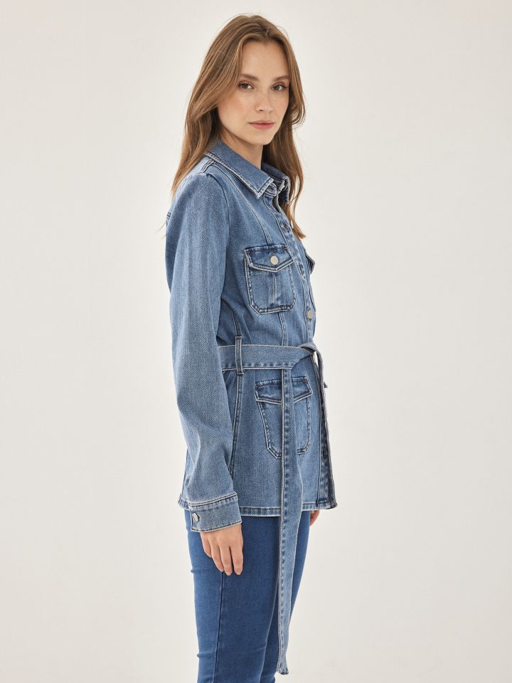 ג’קט ג’ינס חגורה בצבע ג’ינס בהיר