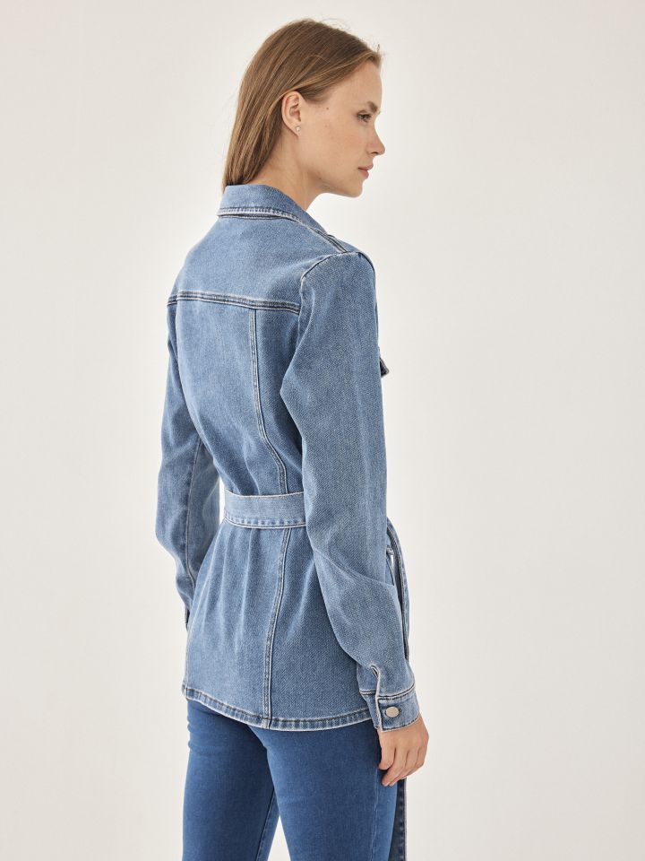 ג’קט ג’ינס חגורה בצבע ג’ינס בהיר