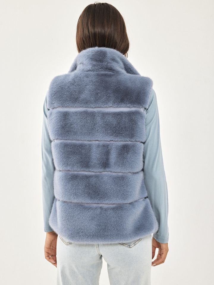 וסט דמוי פרווה ROMI בצבע תכלת