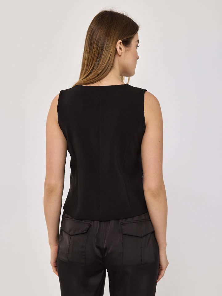 וסט דמוי יהלומים בצבע שחור