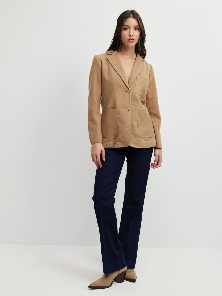 ג’קט שילוב כיסים בצבע בייז קפוצינו