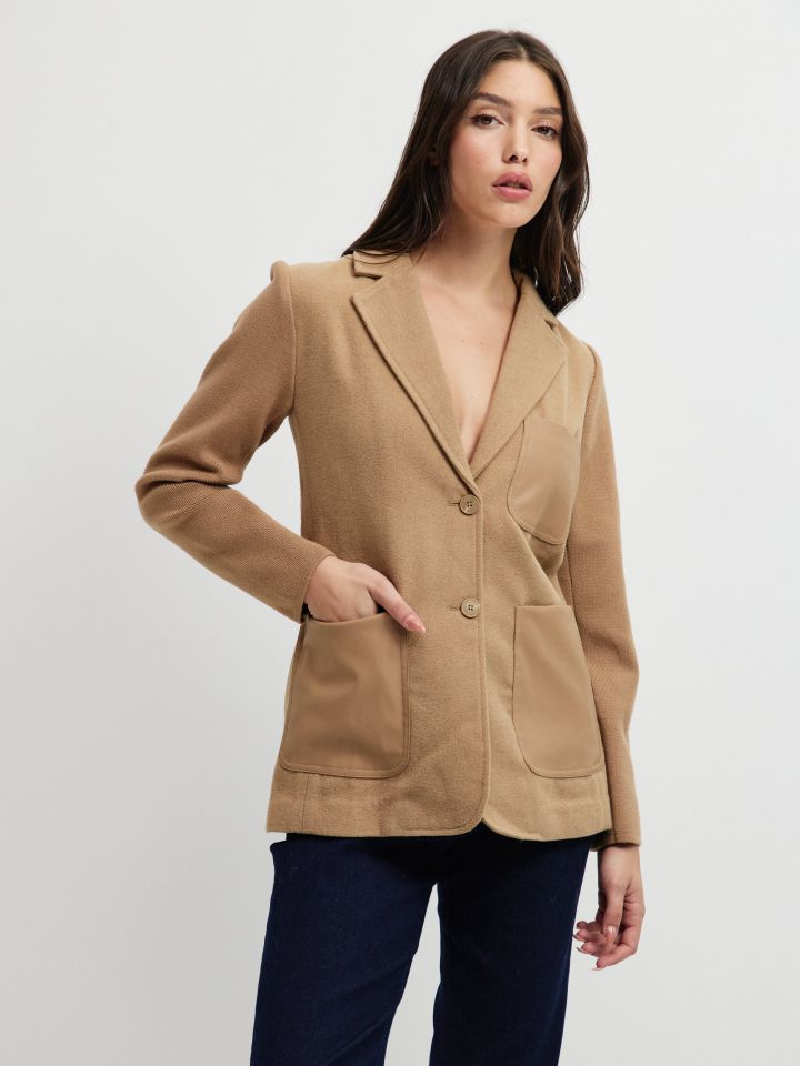 ג’קט שילוב כיסים בצבע בייז קפוצינו