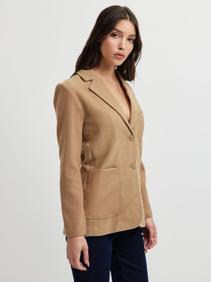 ג’קט שילוב כיסים בצבע בייז קפוצינו