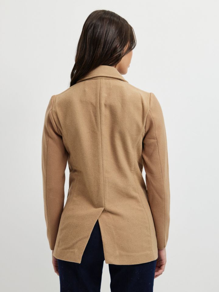 ג’קט שילוב כיסים בצבע בייז קפוצינו