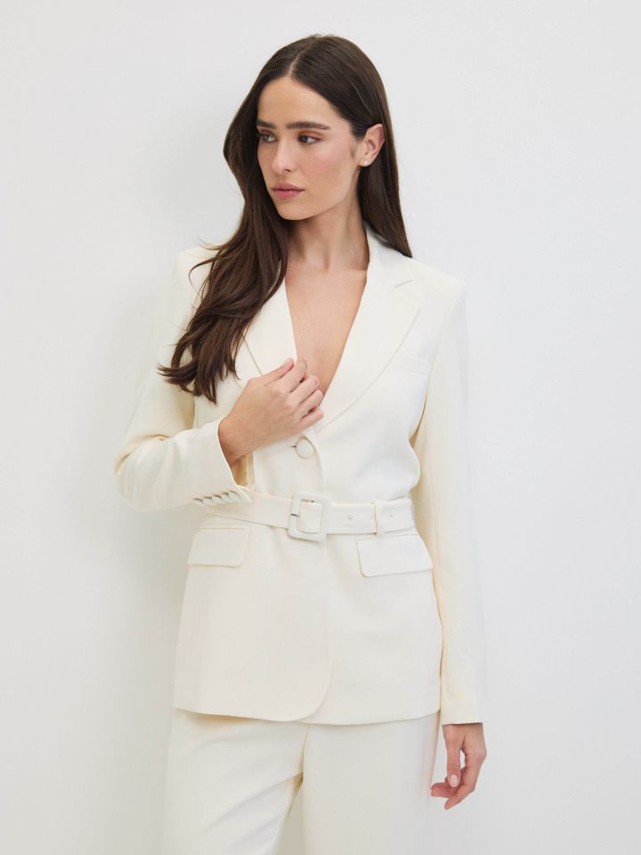 ג’קט חגורה סטן בצבע שמנת