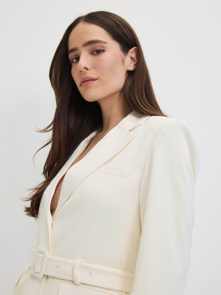 ג’קט חגורה סטן בצבע שמנת