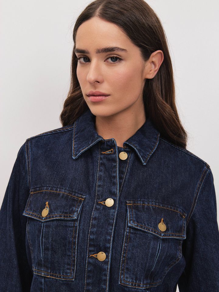 ג’קט ג’ינס קצר בצבע ג’ינס כהה