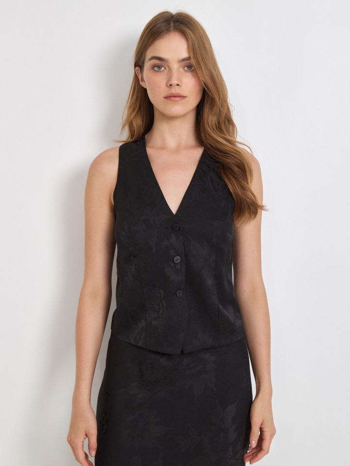 וסט ג’קארד בצבע שחור