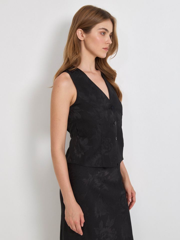 וסט ג’קארד בצבע שחור