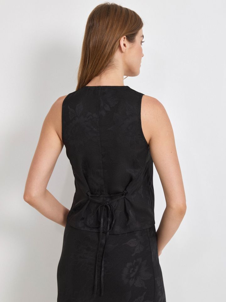 וסט ג’קארד בצבע שחור