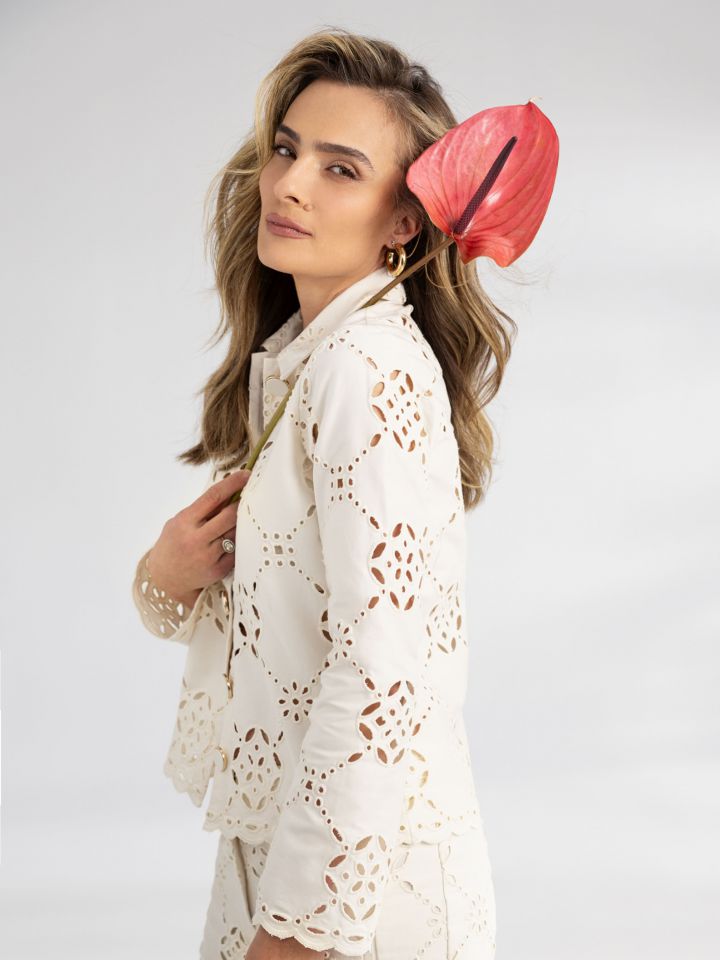 ג’קט ריקמות בצבע אופוויט