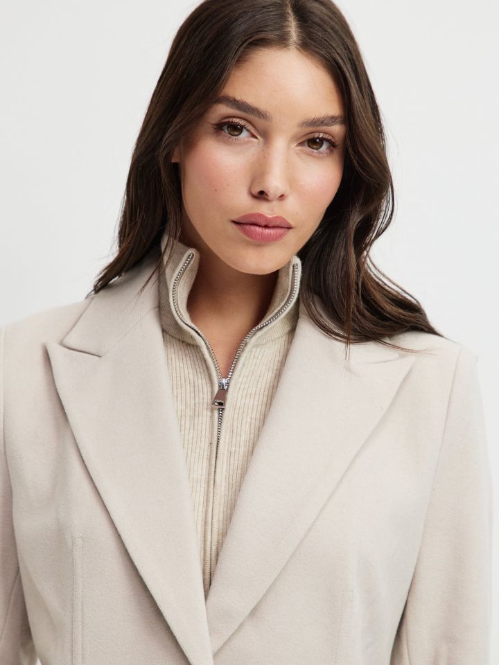 ג’קט שילוב סריגה ורוכסן בצבע אבן