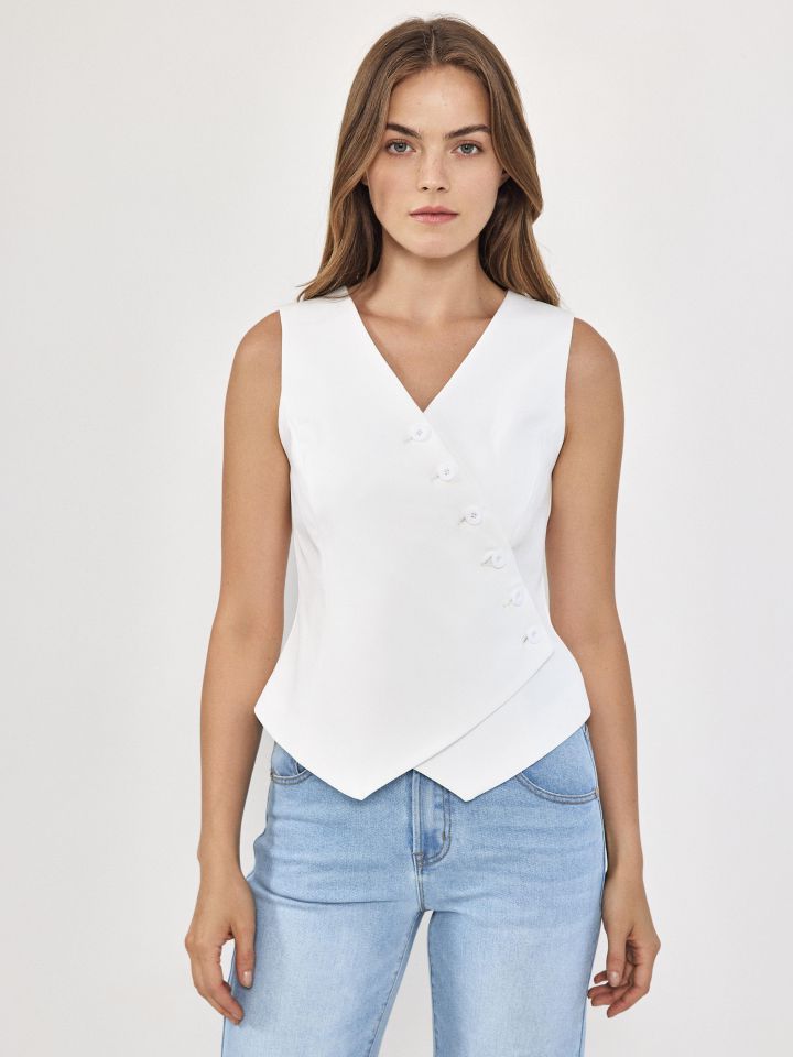 וסט כפתורים באלכסון בצבע אופוויט