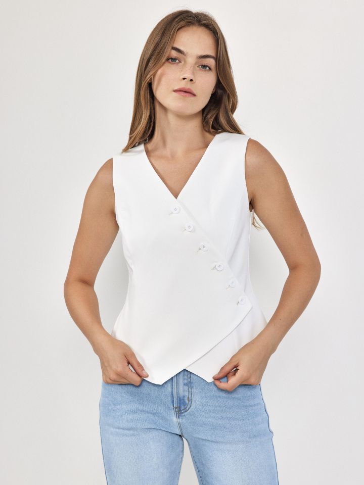 וסט כפתורים באלכסון בצבע אופוויט