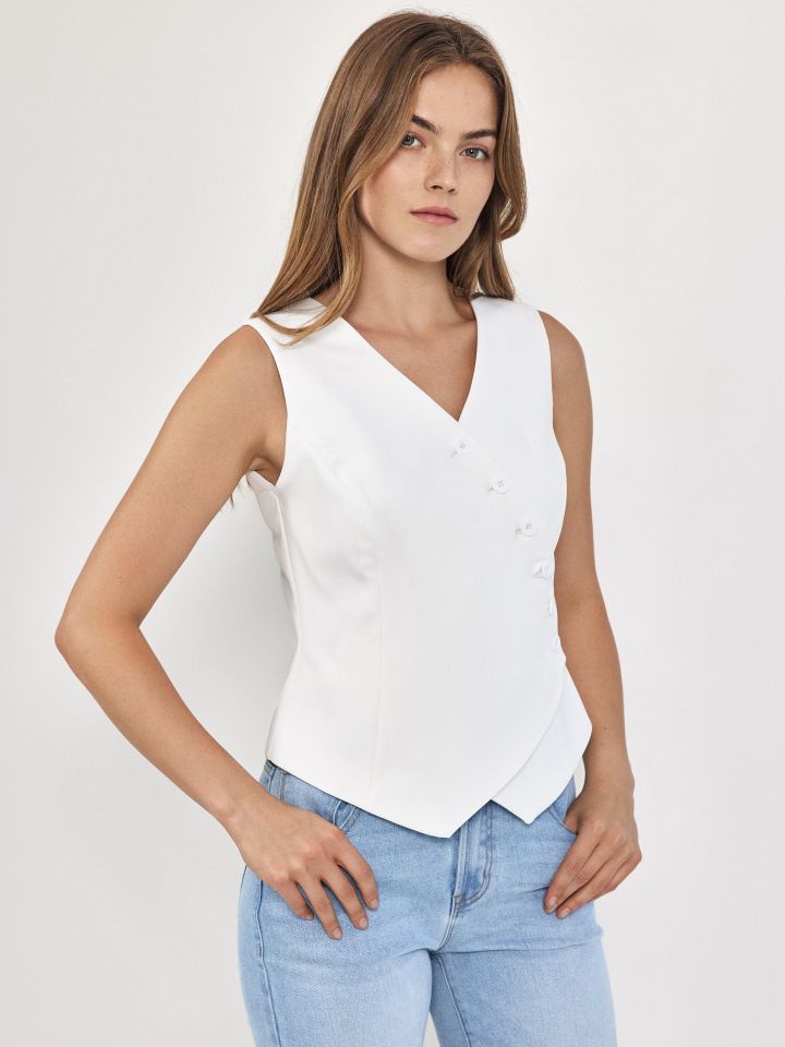 וסט כפתורים באלכסון בצבע אופוויט