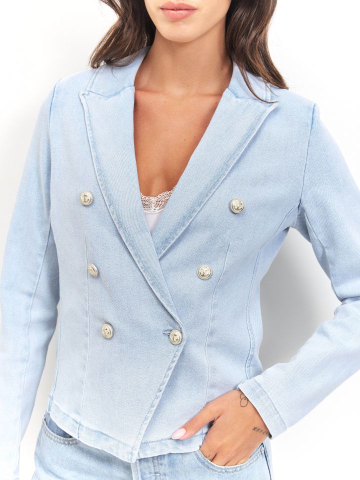 ג’קט ג’ינס כפתורים בצבע ג’ינס בהיר