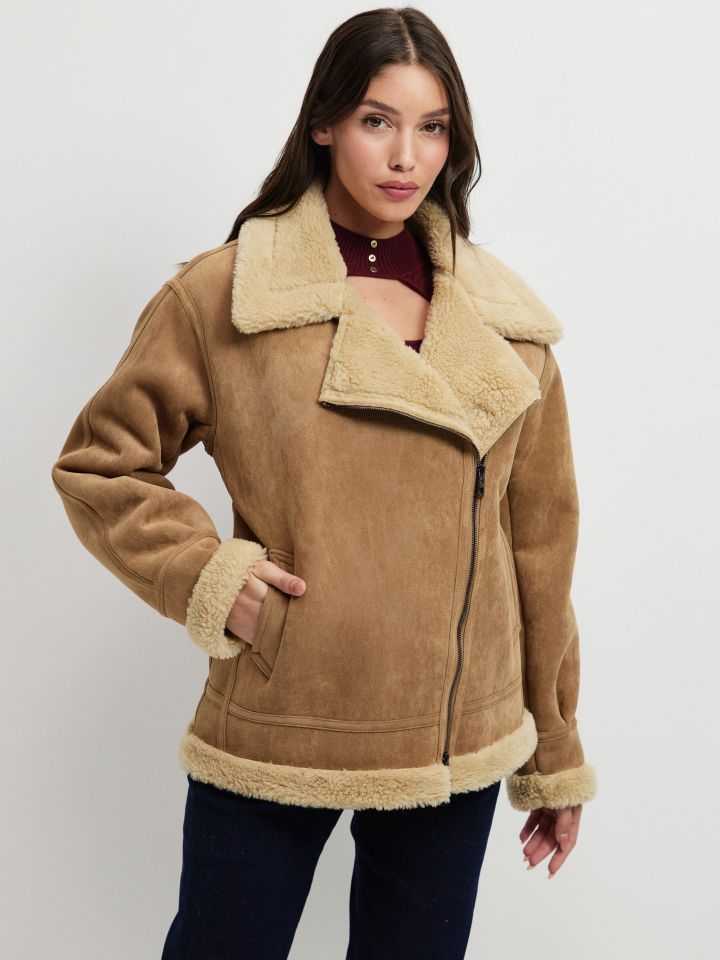 מעיל מראה זמש בצבע בייז קפוצינו