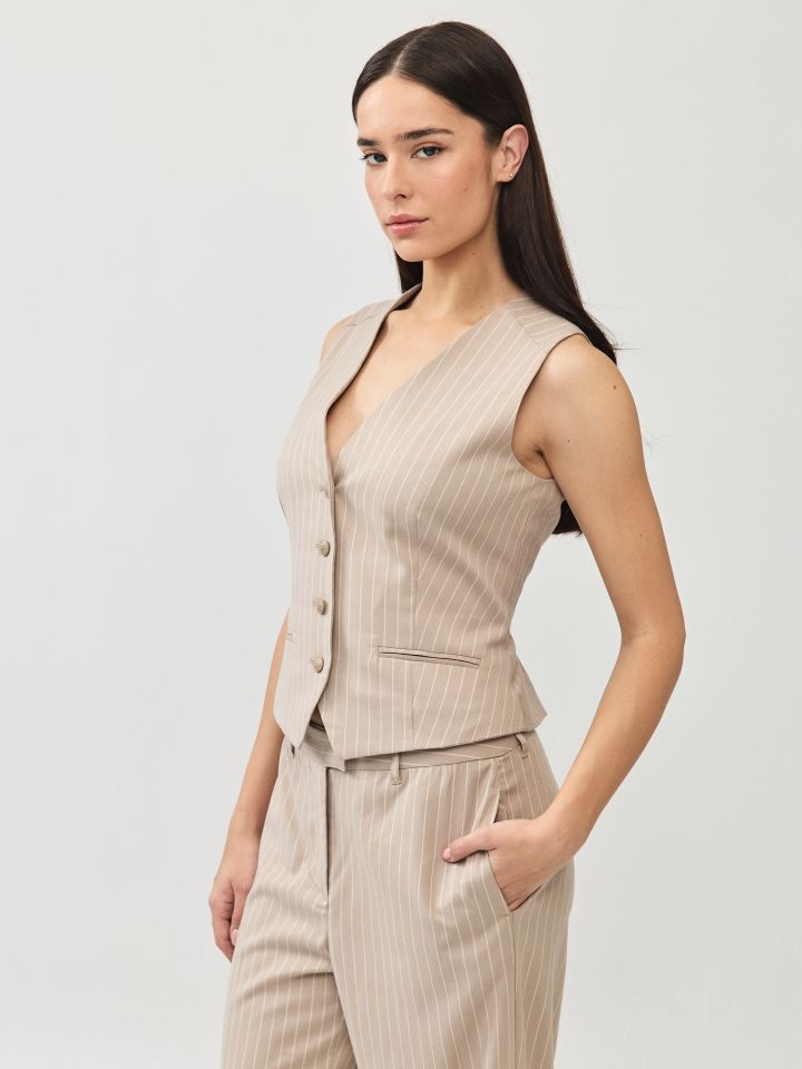 וסט פסים בצבע קאמל